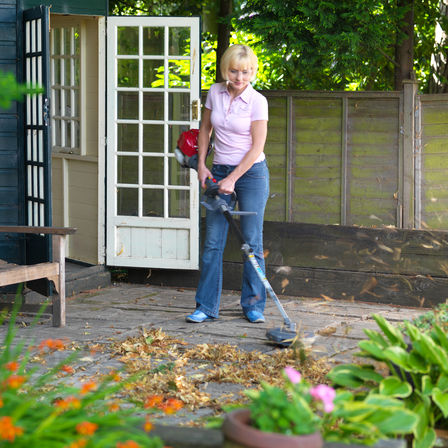 Honda Versatool? quip d'un souffleur de feuilles, utilis par une dmonstratrice, en situation pratique.