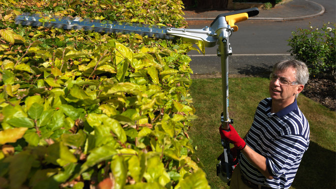Honda Versatool? quip d'un taille-haies, utilis par un dmonstrateur, en situation pratique.