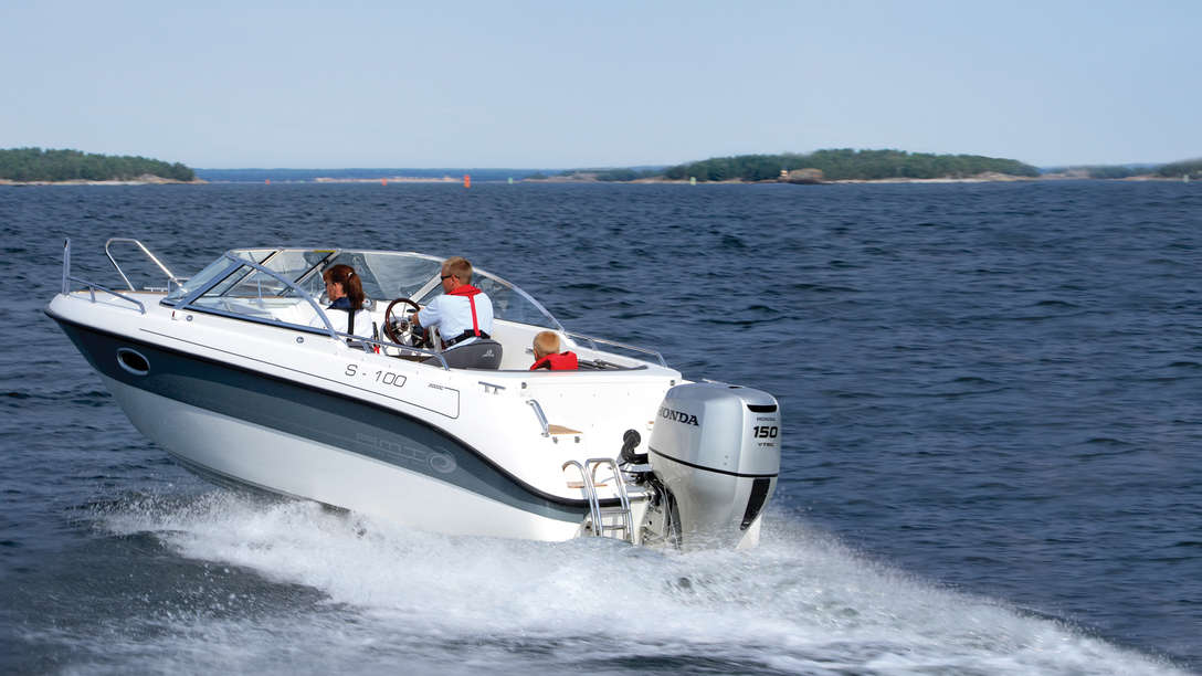 Bateau équipé d'un moteur BF150, utilisé par des démonstrateurs, sur le littoral.