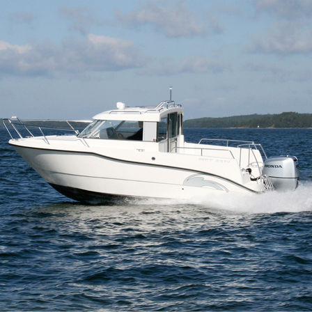 Bateau équipé d'un moteur Honda, utilisé par un démonstrateur, sur le littoral.