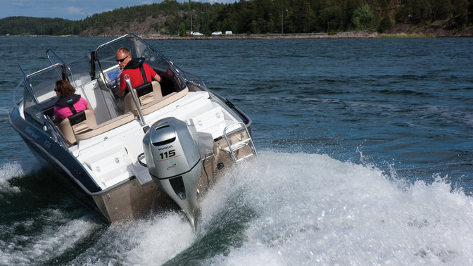 Bateau équipé d'un moteur BF115, utilisé par des démonstrateurs, sur le littoral.