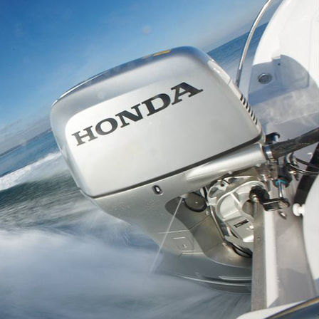 Gros plan d'un moteur Honda, sur le littoral.