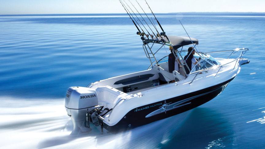 Bateau équipé d'un moteur BF200, utilisé par un démonstrateur, sur le littoral.