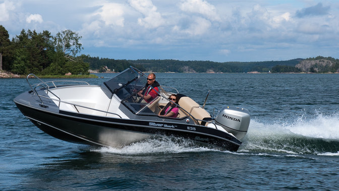 Bateau équipé d'un moteur Honda, utilisé par un démonstrateur, sur le littoral.