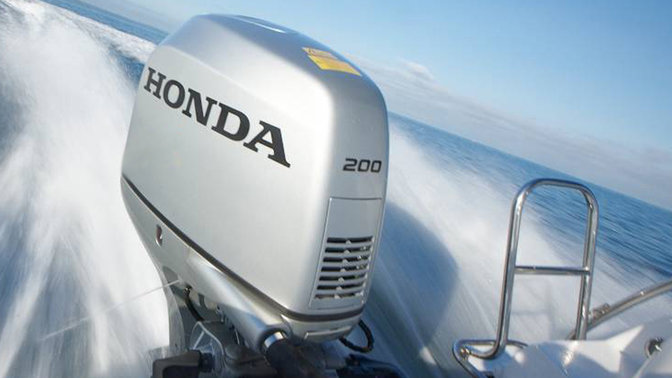 Gros plan du moteur BF200, sur le littoral.