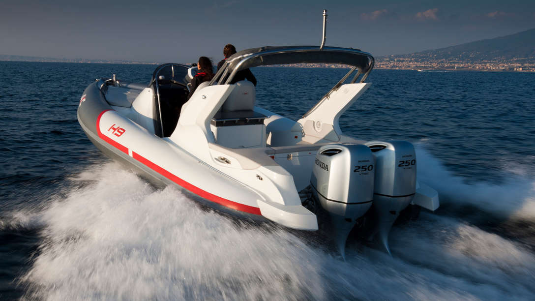 Bateau équipé de 2 moteurs BF250, utilisé par des démonstrateurs, sur le littoral.