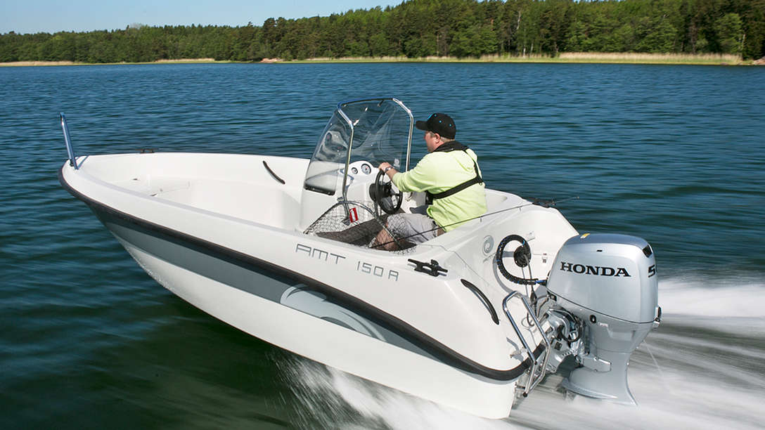 Bateau équipé d'un moteur BF50, utilisé par un démonstrateur, sur un lac.