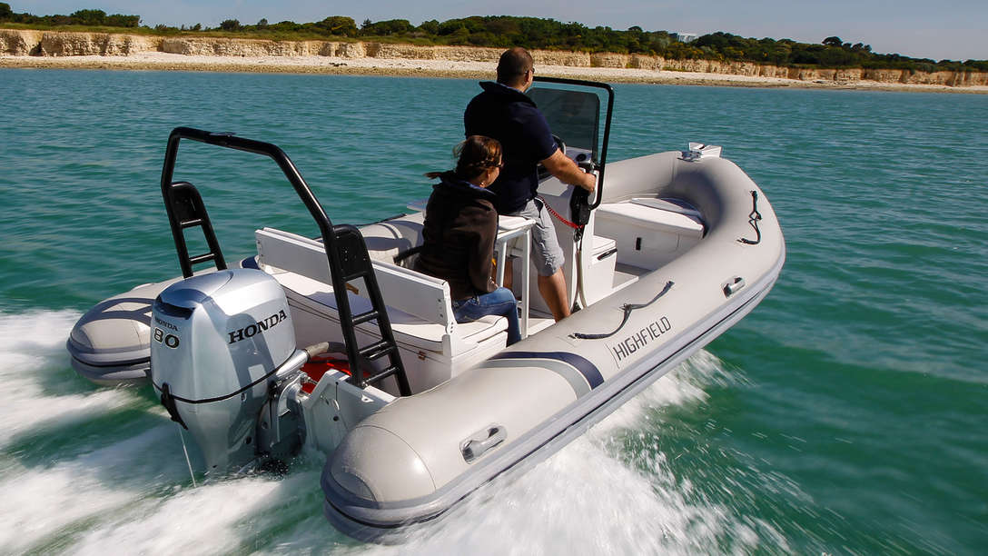 Bateau équipé d'un moteur BF80, utilisé par des démonstrateurs, sur le littoral.
