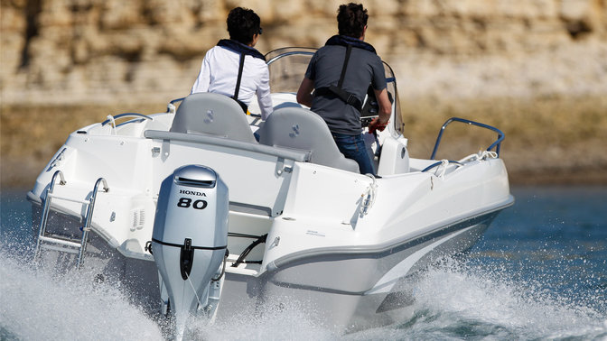 Bateau équipé d'un moteur BF80, utilisé par des démonstrateurs, sur le littoral.