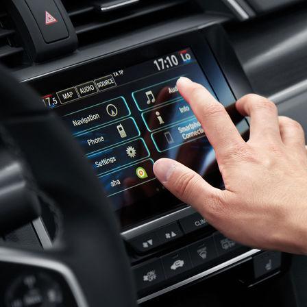 Gros plan sur le système d'infodivertissement Honda CONNECT.