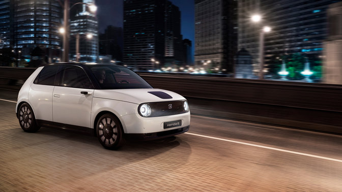 Honda e dans un environnement urbain