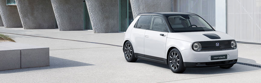 Honda e garée devant un bâtiment