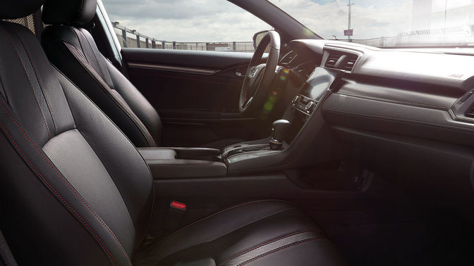 Vue latérale de l'intérieur de la Honda Civic Sport Line