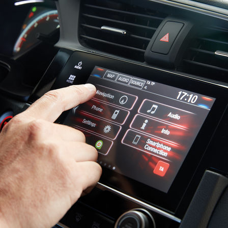 Gros plan sur le système d'infodivertissement Honda CONNECT.