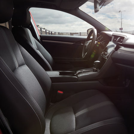 Vue de l'intérieur de la Honda Civic.