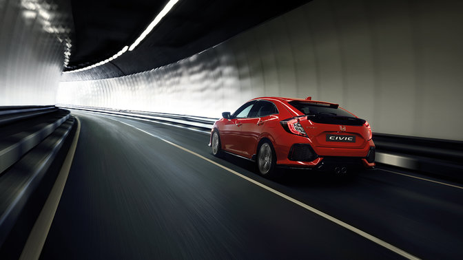 Vue de trois quarts arrière de la Honda Civic, traversant un tunnel.