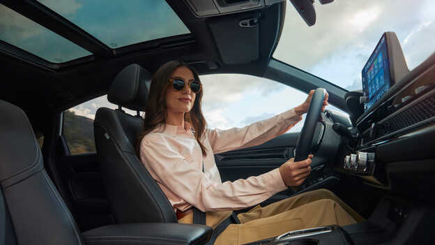 Une femme au volant d''une voiture Honda