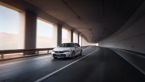 Voiture Civic Hybride roulant dans une rue.