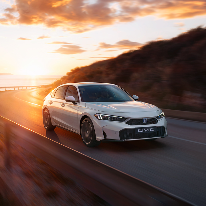 Honda Civic Hybride roulant sur une autoroute.