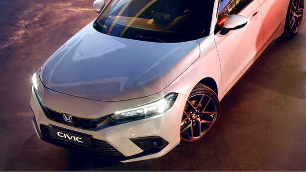 Gros plan sur les phares adaptatifs de la Honda Civic e:HEV.