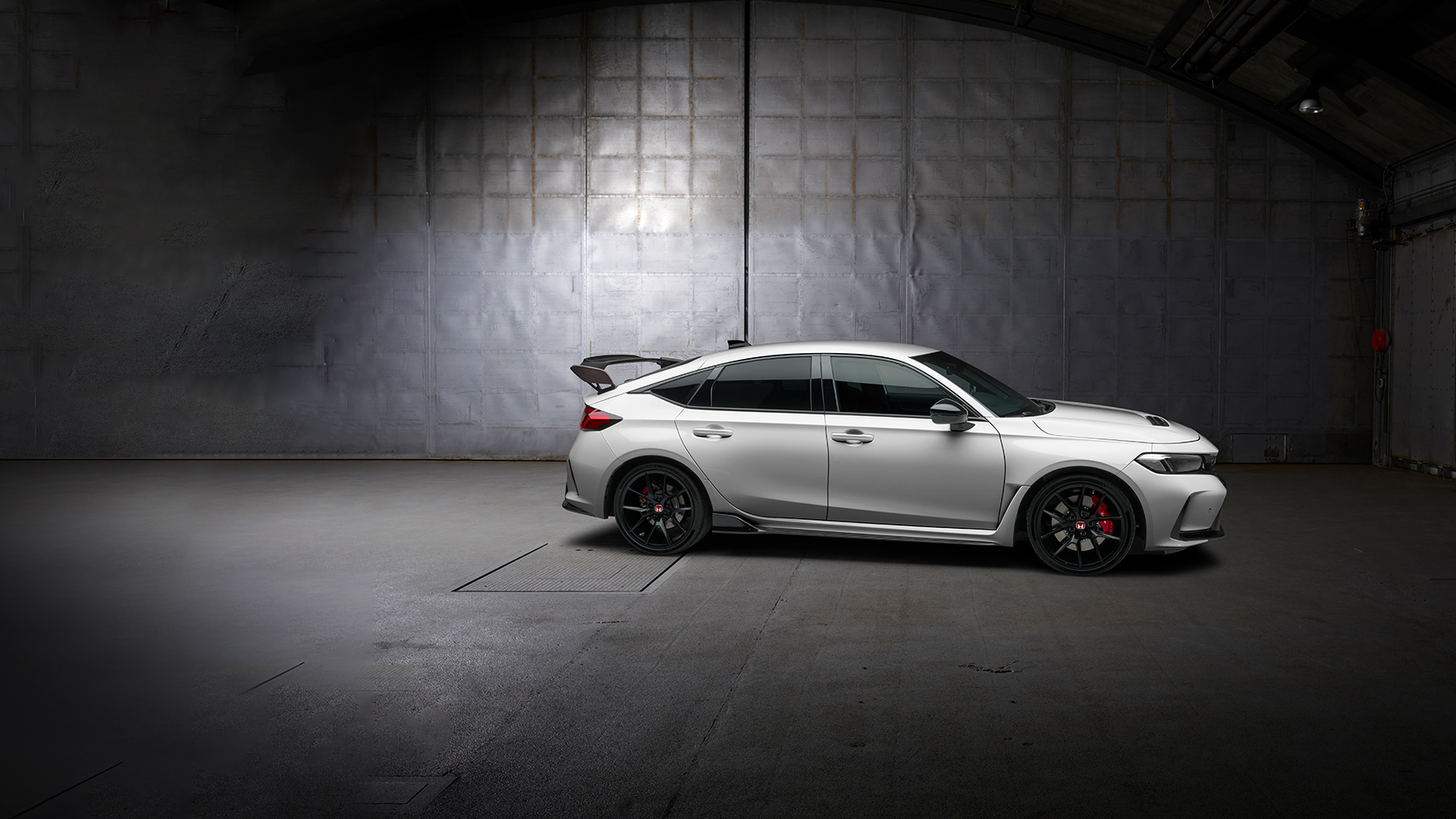 Vue latérale d'une Honda Type R garé dans un garage.