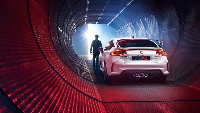 Vue de trois-quarts arrière de la Honda Civic Type R garée dans un tunnel.