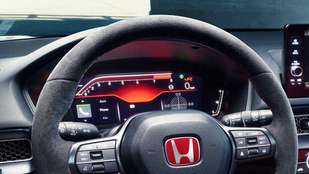 Gros plan sur l'écran multi-informations de la Honda Civic Type R.