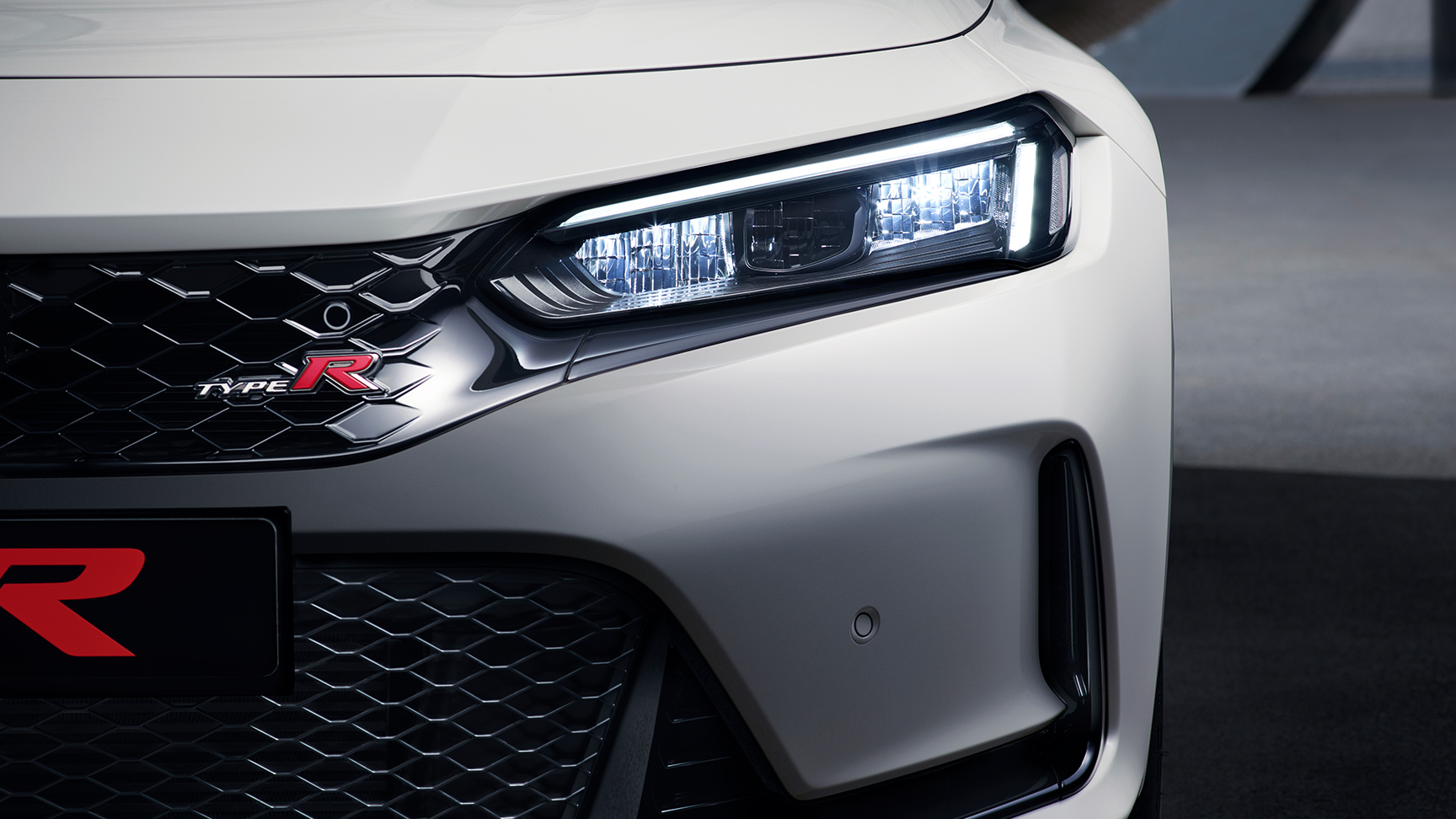 Gros plan des phares de la Honda Civic Type R.