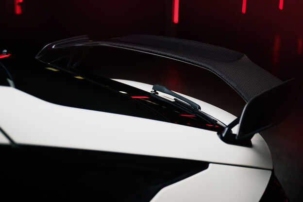 Gros plan du becquet d'aile en carbone. 