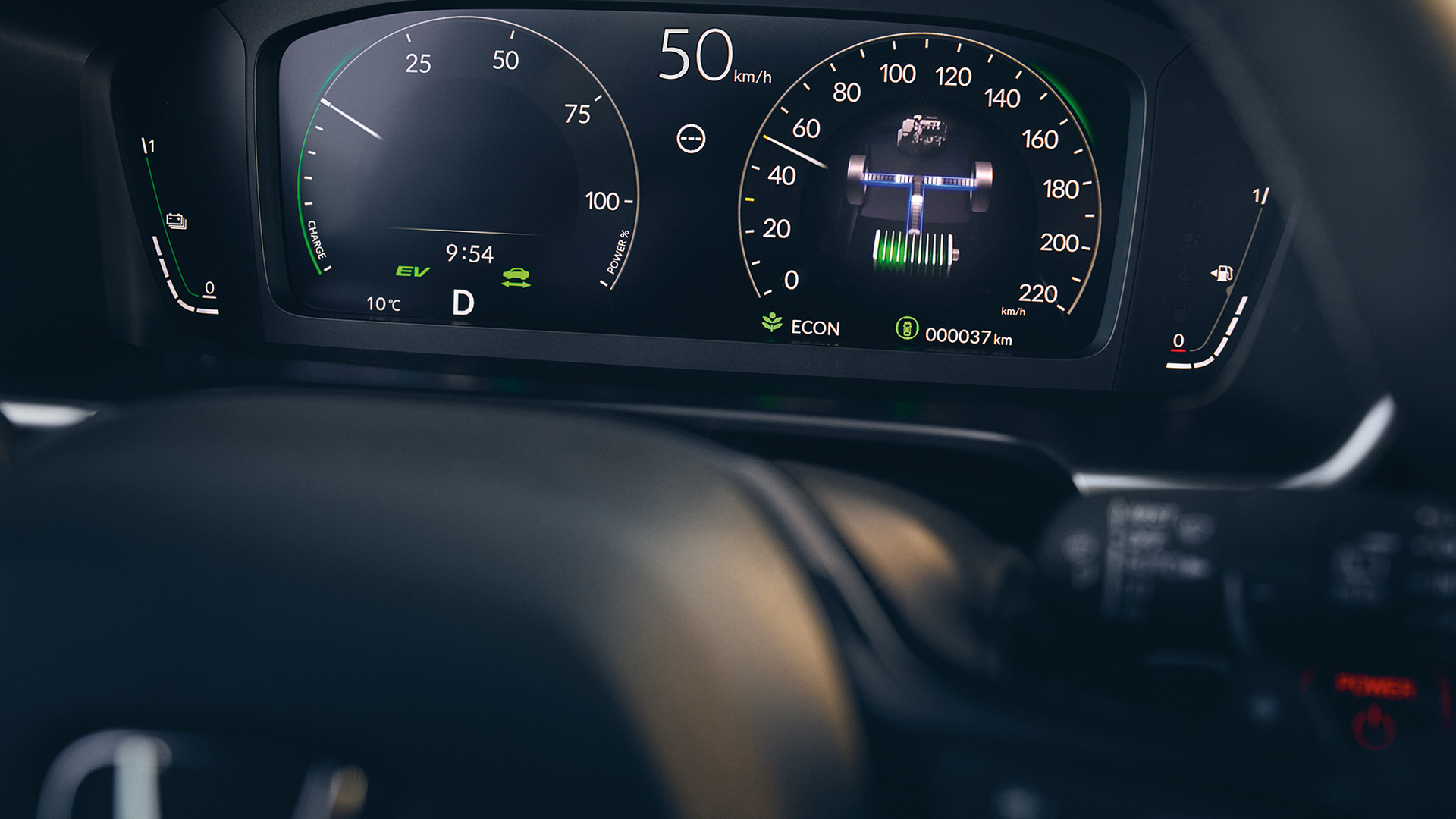 Gros plan sur le tableau de bord numérique d'un véhicule Honda, montrant le compteur de vitesse, le compte-tours et d'autres jauges. 
