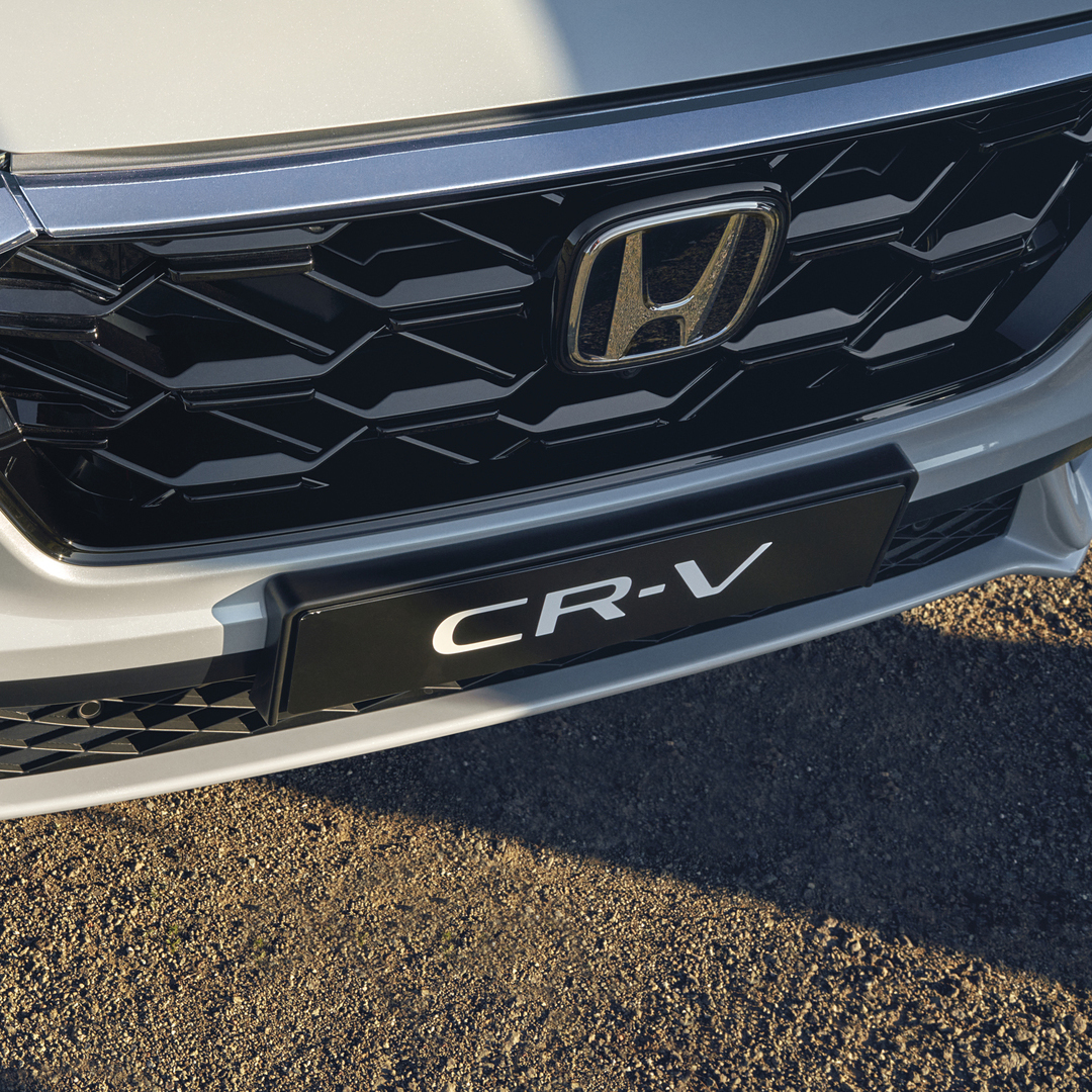 Gros plan sur la calandre avant du Honda CR-V Plug-in Hybrid.