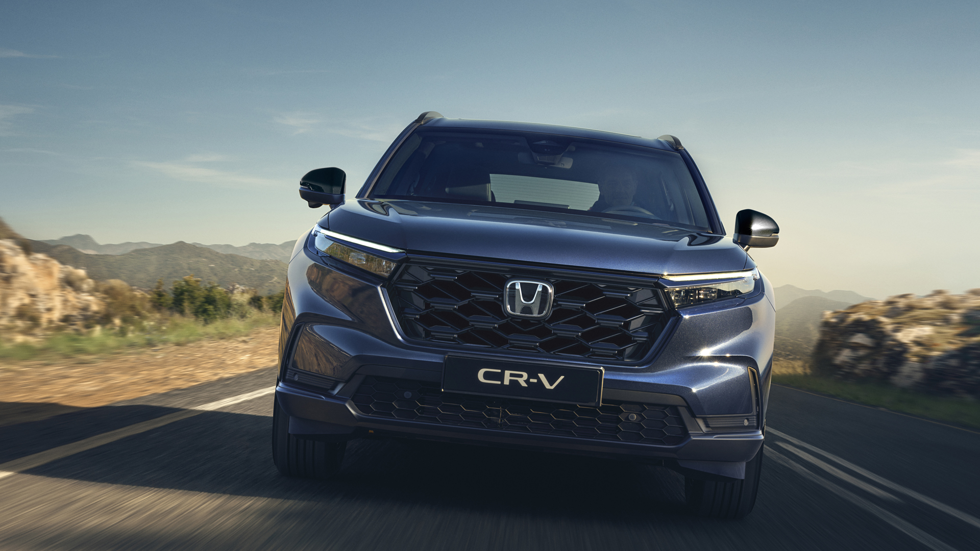 Vue de face du Honda CR-V dans un environnement montagneux.