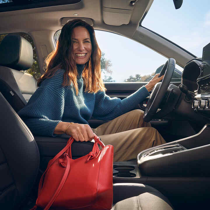 Gros plan sur l’intérieur du Honda CR-V hybride mettant en exergue l’espace de rangement dans l’accoudoir.