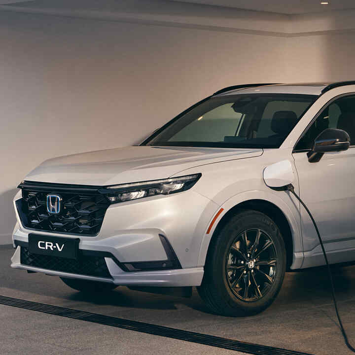 Gros plan sur l’Honda Power Charger avec CR-V hybride.