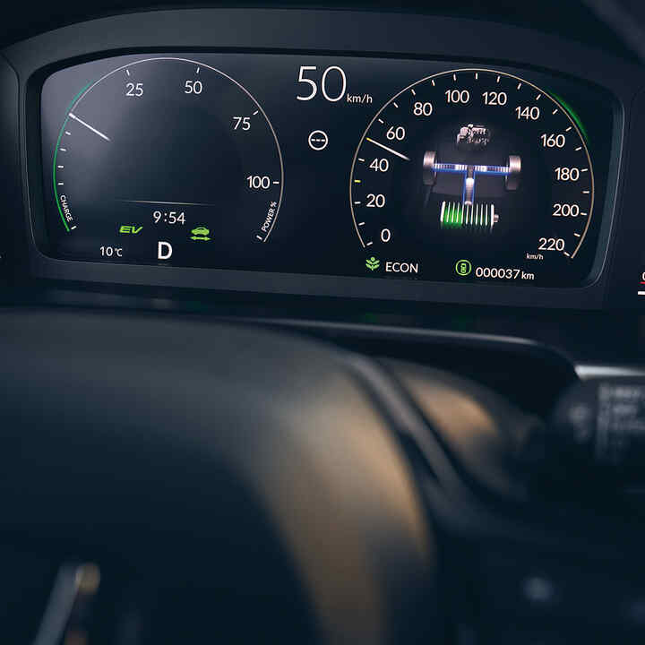 Gros plan sur l’affichage numérique du conducteur du Honda CR-V hybride.