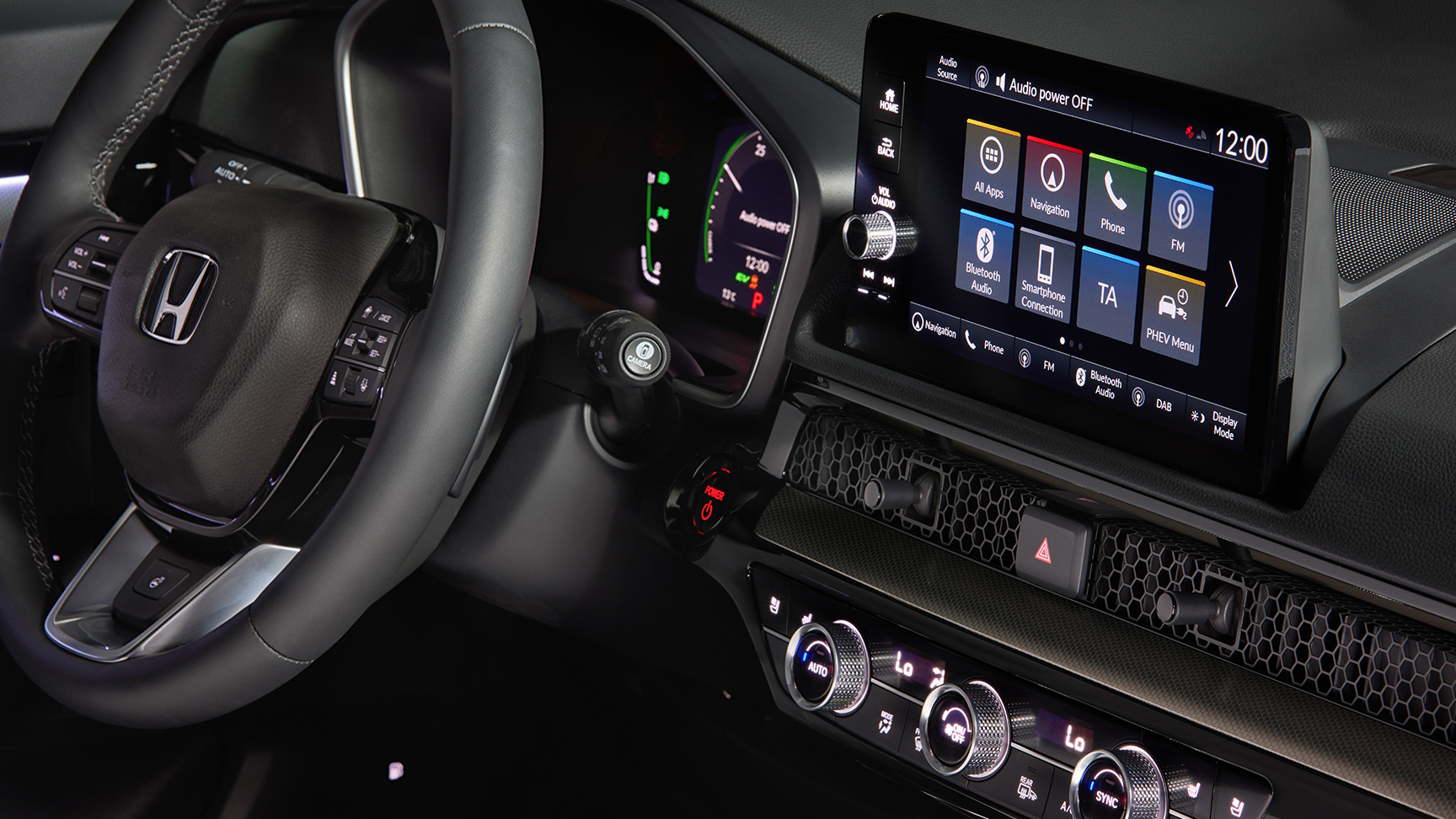 Vue latérale du Honda CR-V Plug-in Hybrid avec un modèle.
