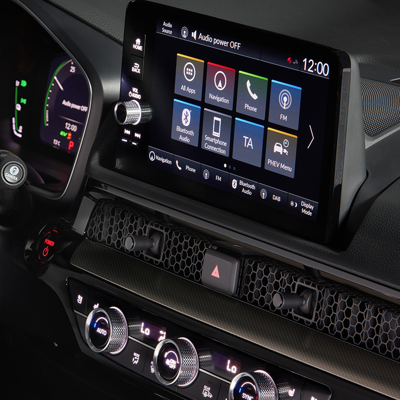 Vue latérale du Honda CR-V Plug-in Hybrid avec un modèle.