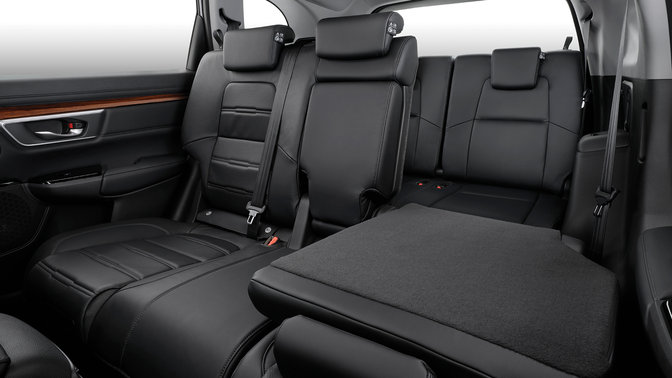 Vue latérale du Honda CR-V pliant ses sièges arrières supplémentaires.