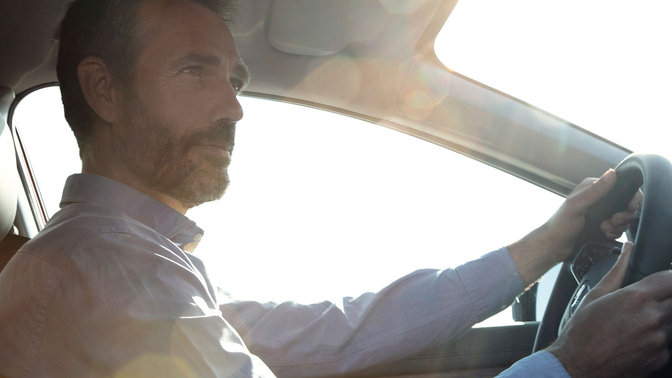 Gros plan sur le conducteur du Honda CR-V utilisant Honda CONNECT.
