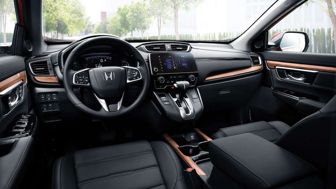 Gros plan sur le tableau de bord du Honda CR-V, en ville.