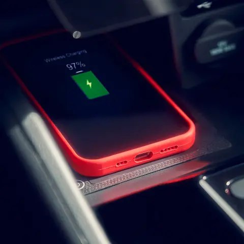 Famille assise à l'intérieur de la Honda e:Ny1.