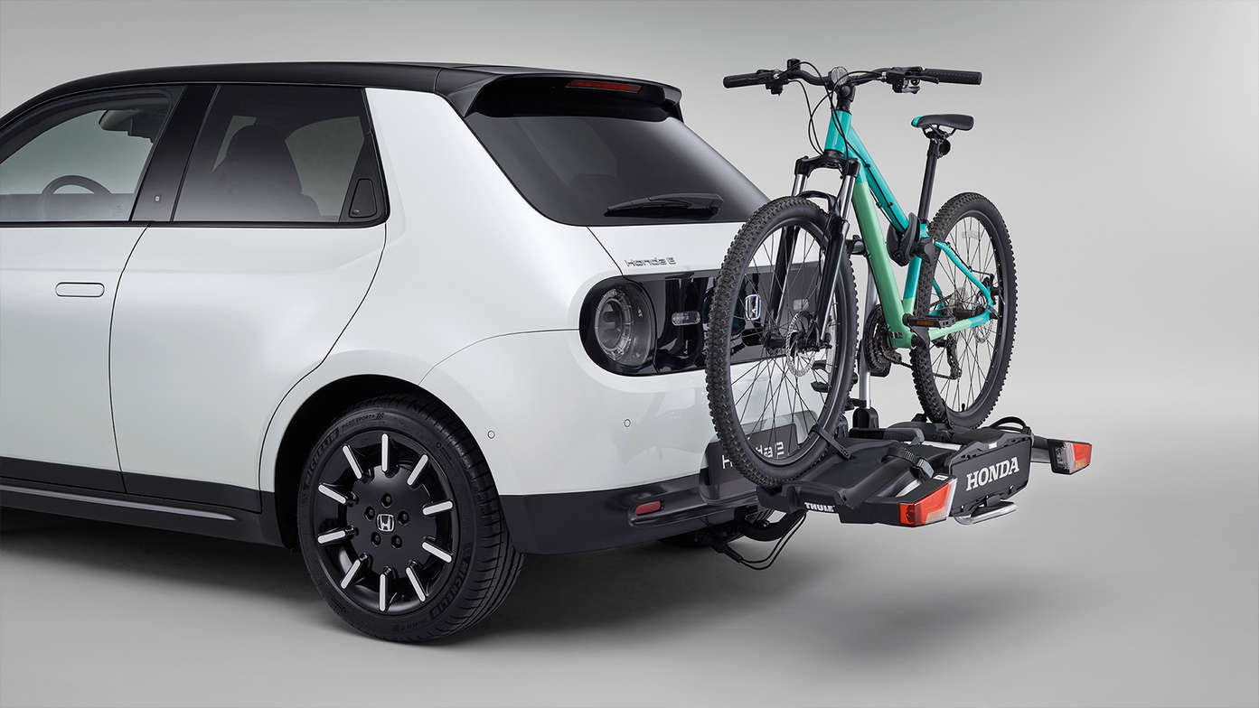 Vue de trois quarts arrière de la Honda e avec porte-vélos détachable