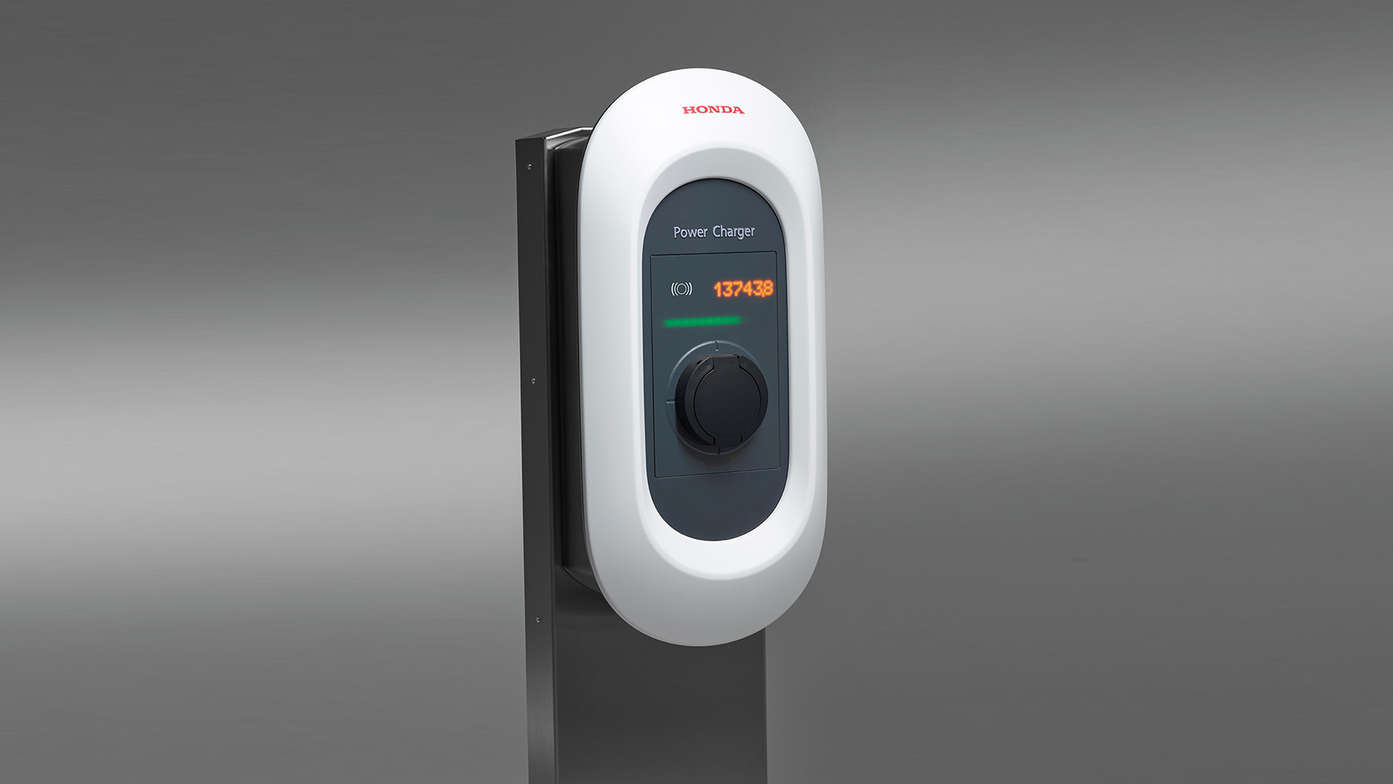 Gros plan sur le socle en acier inoxydable du Honda Power Charger.