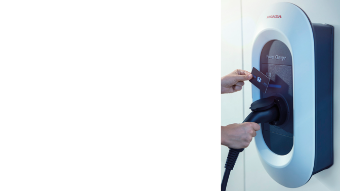 Modèle se servant d'une carte sans contact pour l'utilisation du chargeur.