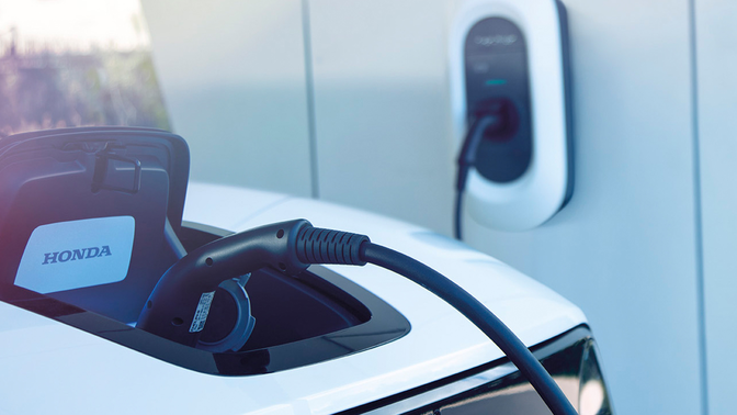 Gros plan sur la borne de recharge Honda Power Charger.