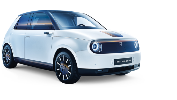 Honda e en marche arrière dans une place de stationnement