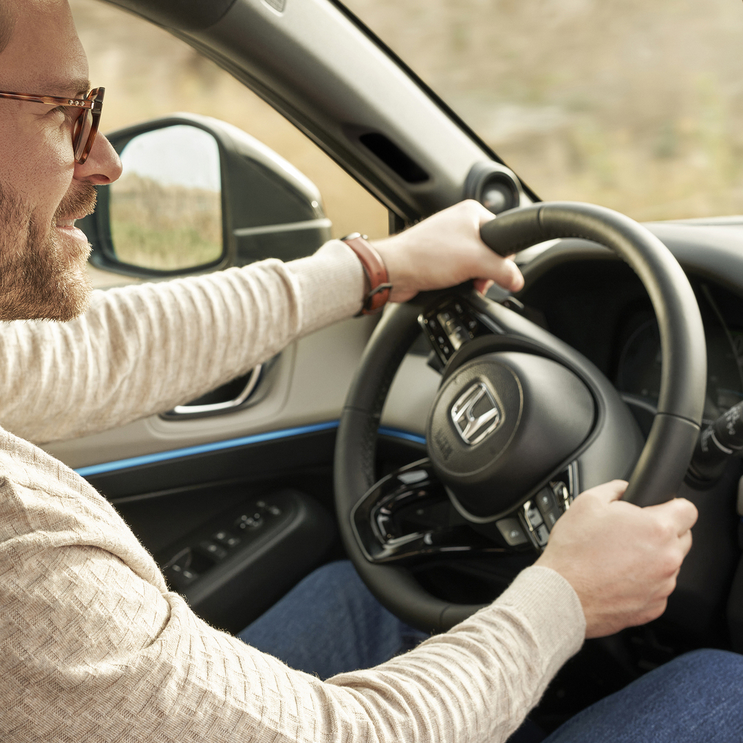 Homme tenant le volant.