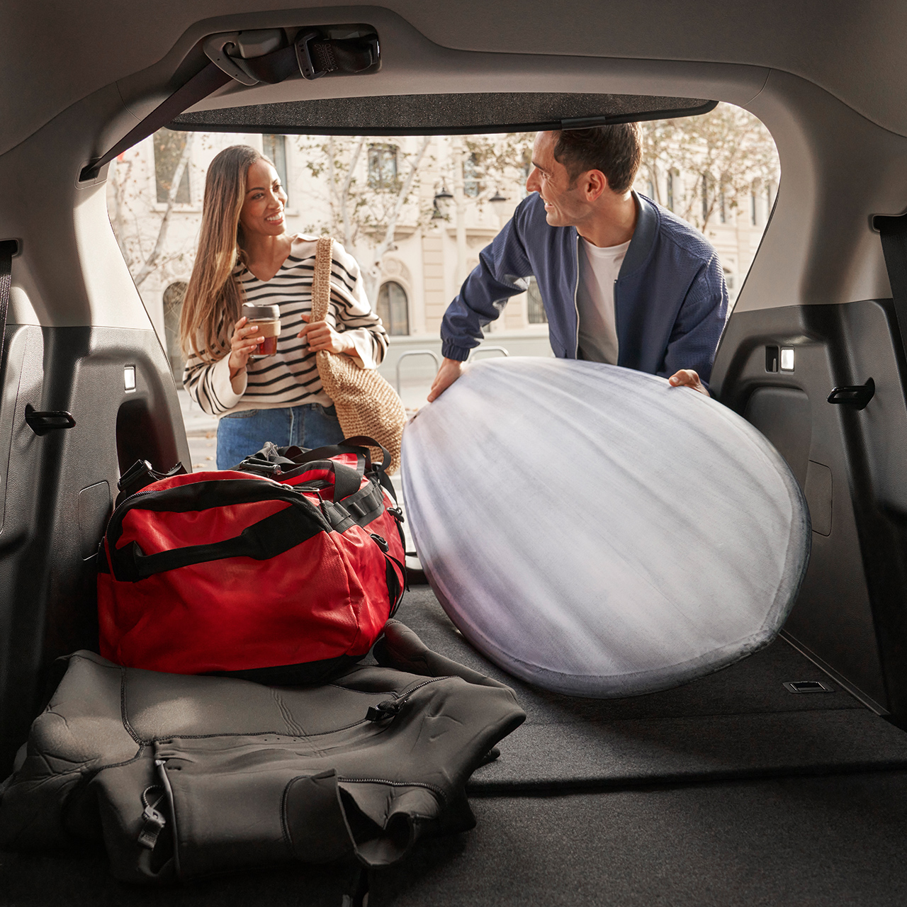 Couple chargeant des bagages dans le coffre d’un HR-V. 