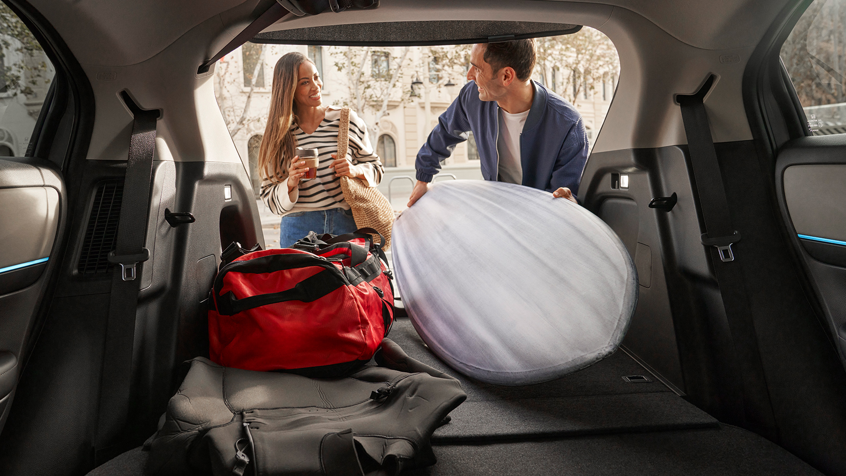 Couple chargeant des bagages dans le coffre d’un HR-V. 