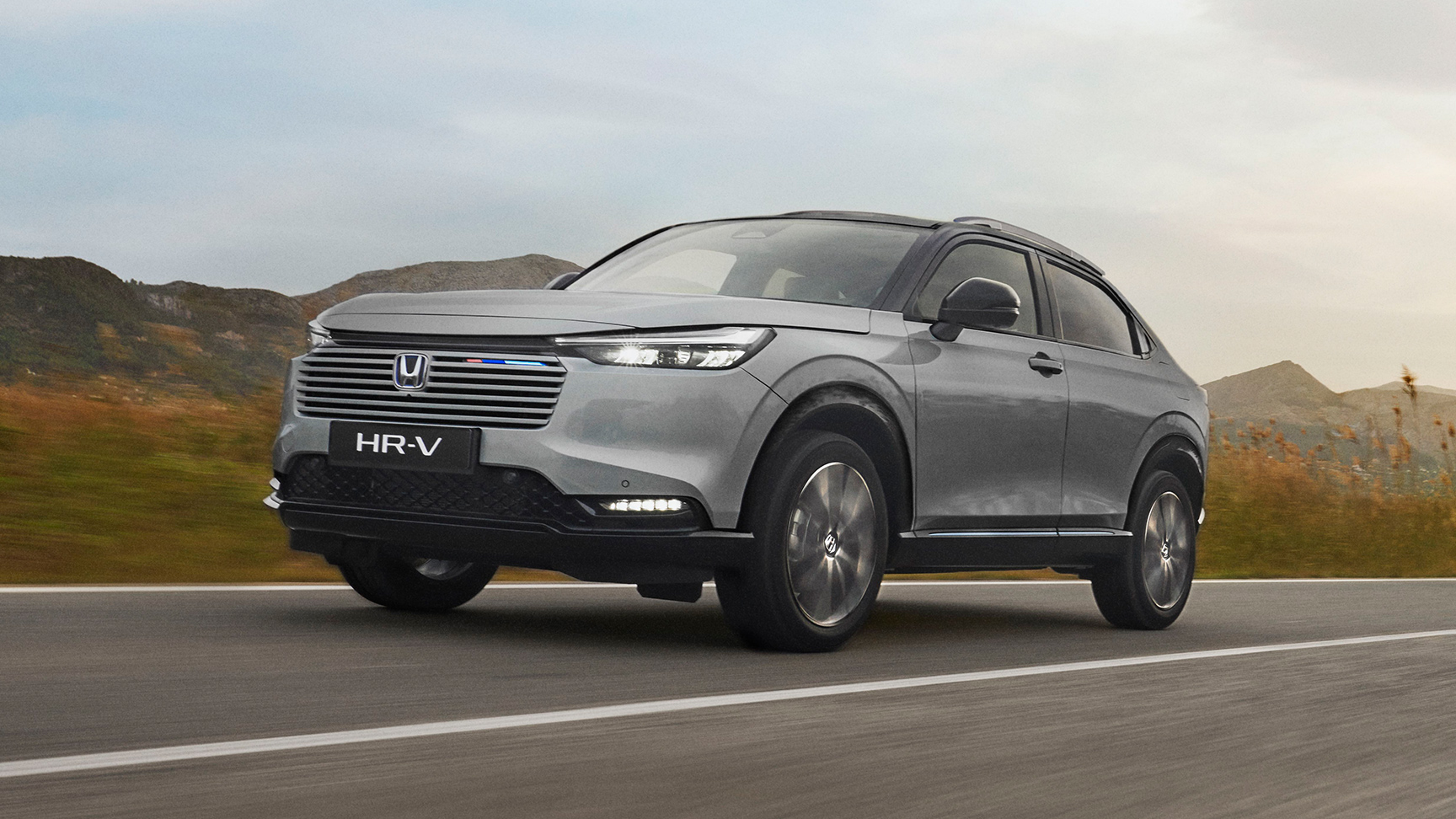 HR-V roulant sur une route dégagée. 